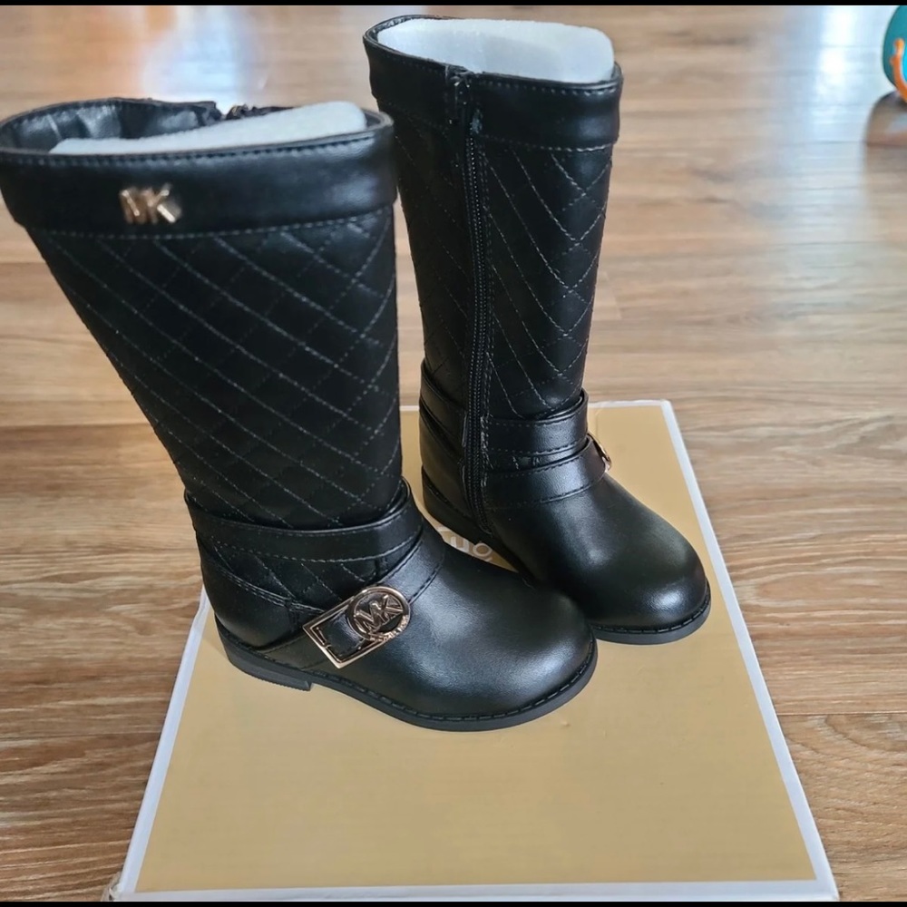 MK toddlers boots. New. Size 5